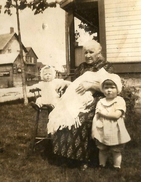 File:MaryRiddellAndChildren.jpg