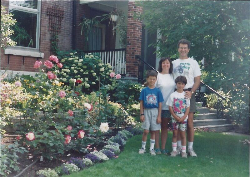 File:Ron.MaryAnn.Michael.Carolyn.RoslynAve.Mtl.1992.jpg