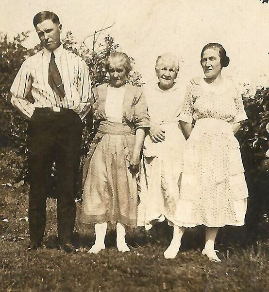 File:AlexCurrieAndFamily.jpg