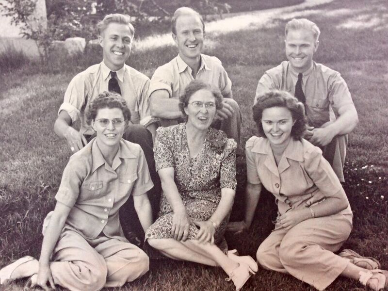 File:AnnaCurrieAndChildrenCirca1945.jpg